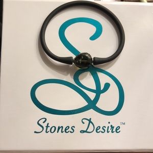 Moldavite Stone Bracelet by Stones Desire.
Moldavite (15.2 cts) stone. N…